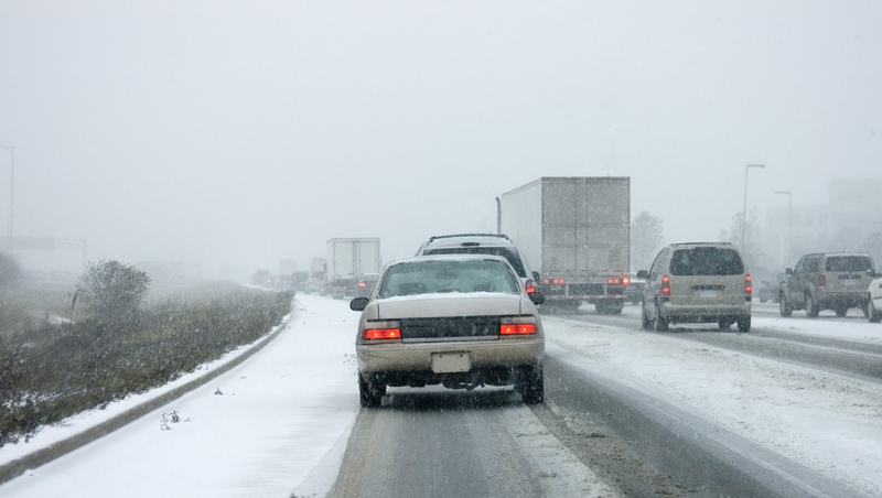 Weather monitoring blizzard extreme traffic management © Fotogeek | Dreamstime.com