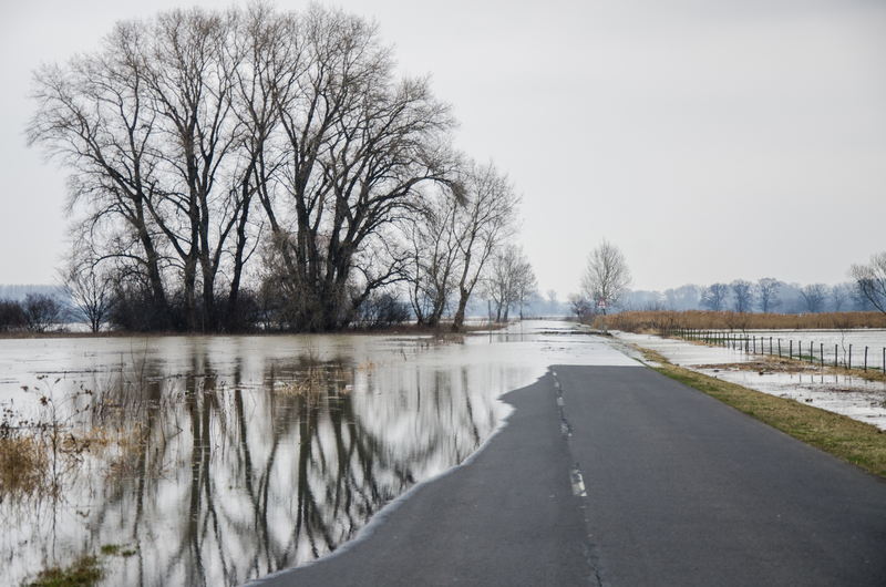 Variable message signs flood road driver danger © Kelemen Tamas | Dreamstime.com