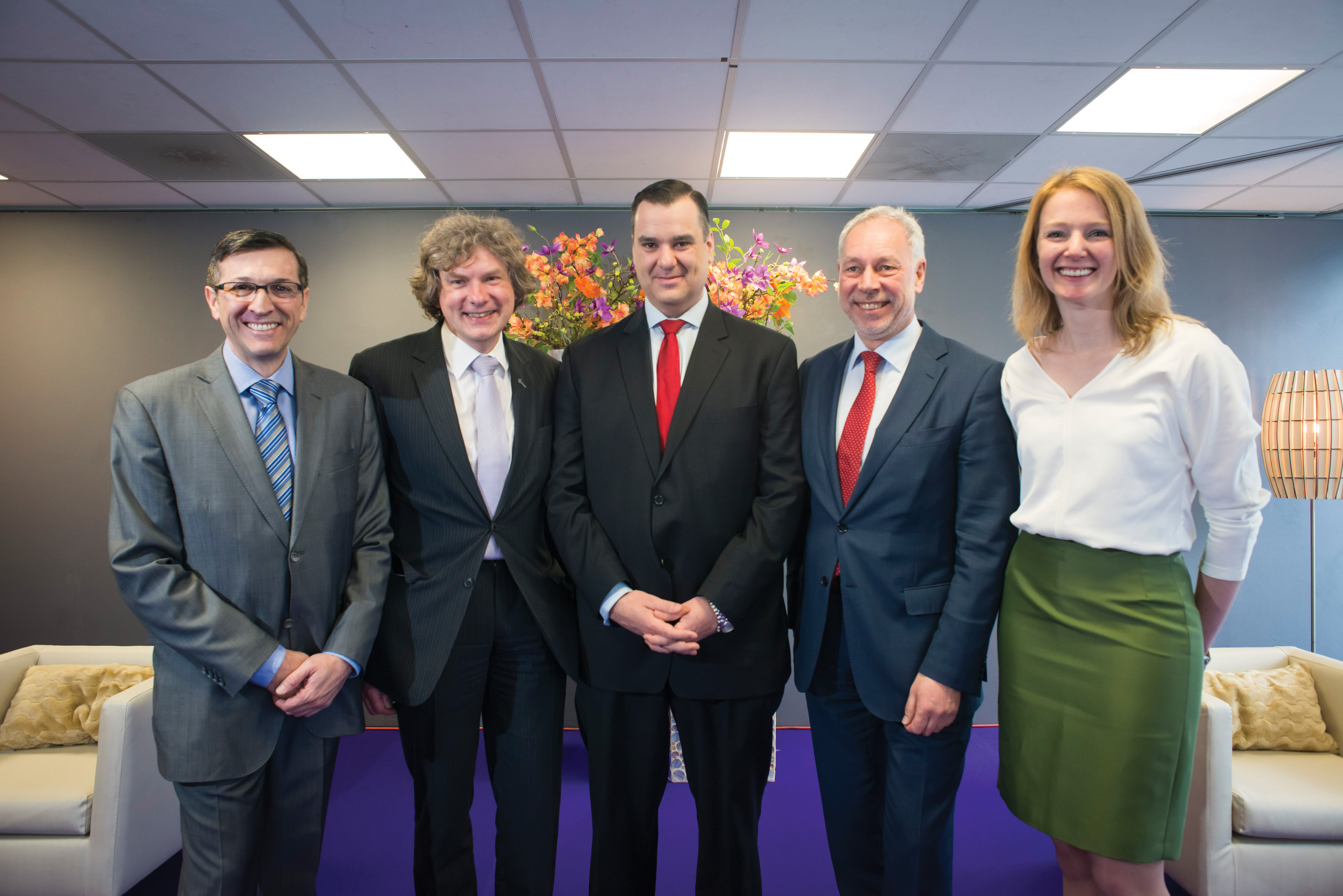 From left to right: Michael De Santis, Nico Anten, James Moore, Theo Lingmont and Marje de Vreeze Michael De Santis, Nico Anten, James Moore, Theo Lingmont and Marje de Vreeze ITS Netherlands ITS Canada