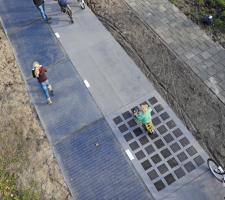 Schoolchildren test the ridability of the Noord-Holland solar lane