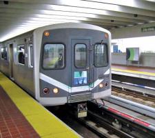 Green line train arriving at the Tri-Rail station