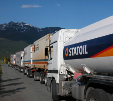 Norwegian trucks queuing for conventional checking (Pic Knut Henriksen, NPRA).png