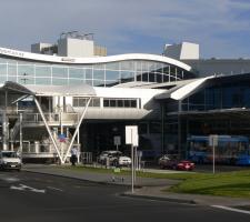 Auckland_airport_international_terminal.jpg