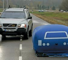 Volvo will introduce a system that steers away from oncoming cars