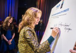 Harriet Tiemens from Arnhem-Nijmegen signing the declaration (Source: Frédéric Remouchamps)