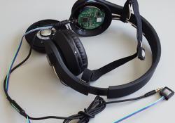 The headset uses an array of four microphones