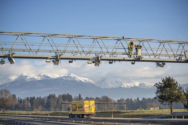 Slovenia truck tolls transponder OBU (image: Q-Free)